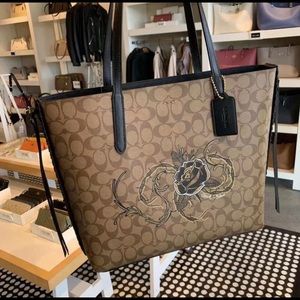 Coach Tote IN SIGNATURE CANVAS WITH CHELSEA ANIMATION